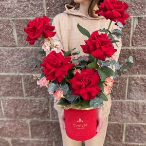 Цветы в коробке Композиция из роз и маттиолы в шляпной коробке "Валентинка"